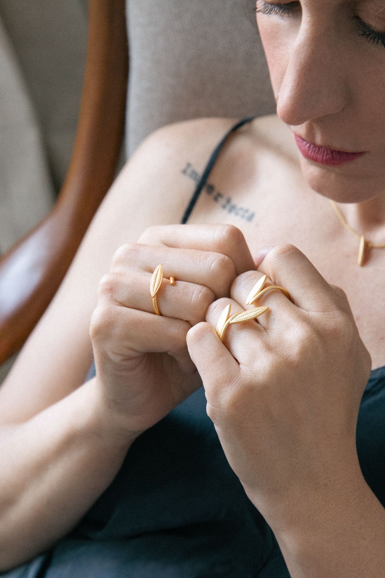 Anillo doble Leaf ajustable dorado mate baño oro 24ct