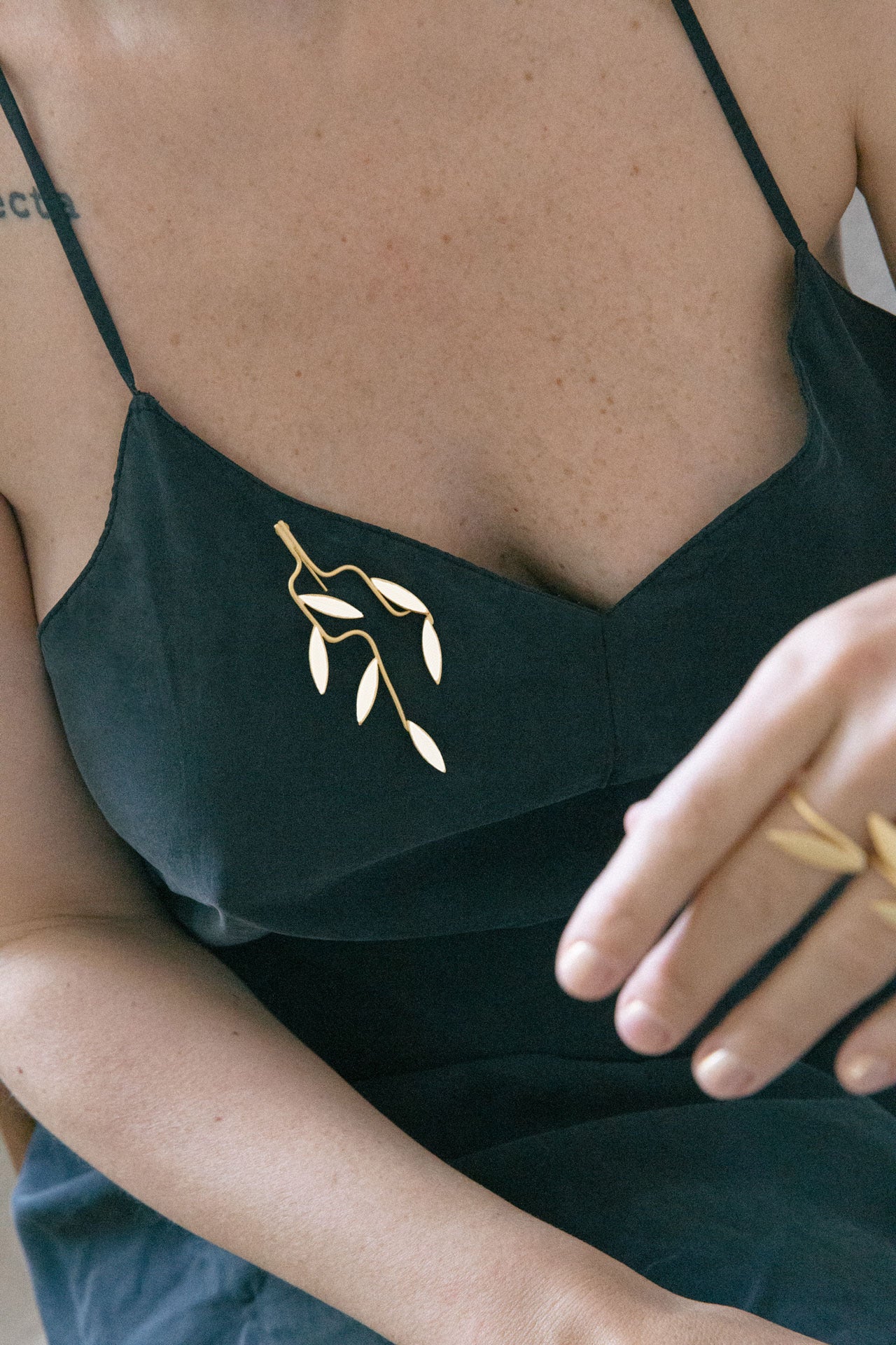 Broche feuille plaquée or mat 24 carats