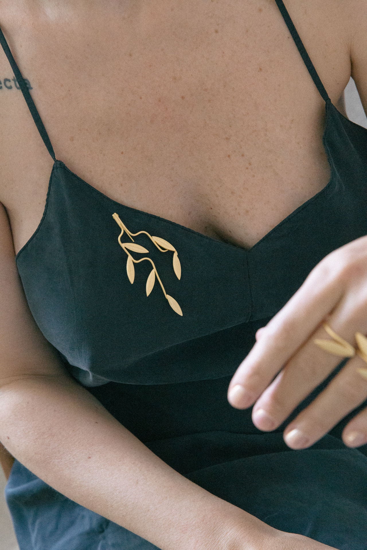 Broche feuille plaquée or mat 24 carats
