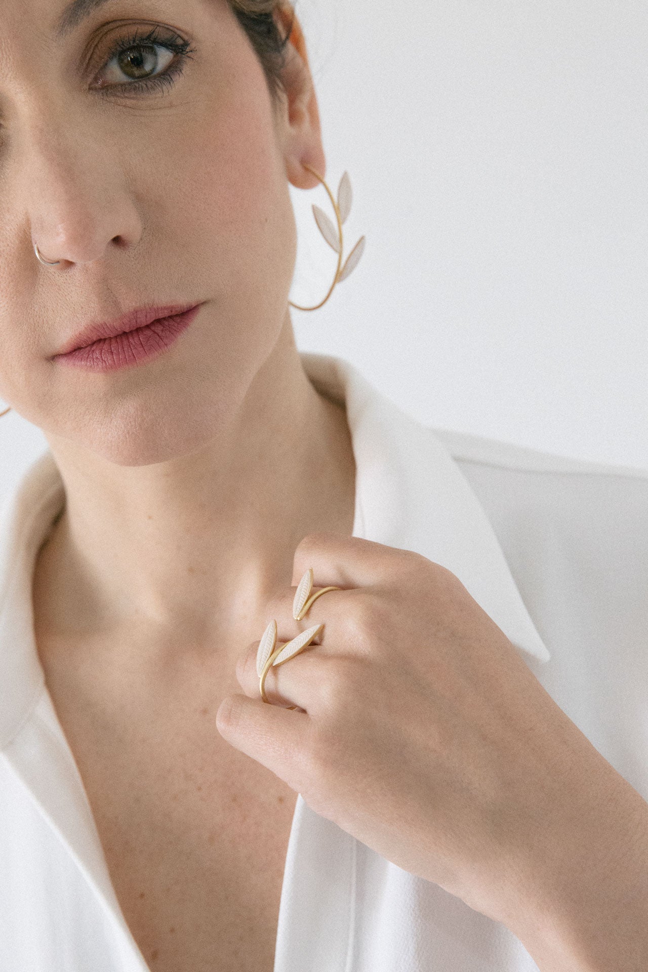 Boucle d'oreille créole feuille en plaqué or 24 carats