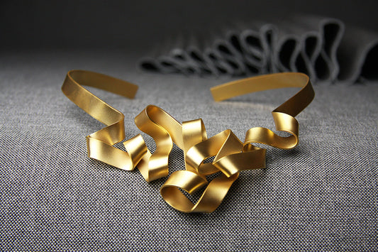 Collier ras du cou Bow W XL plaqué or 24 carats