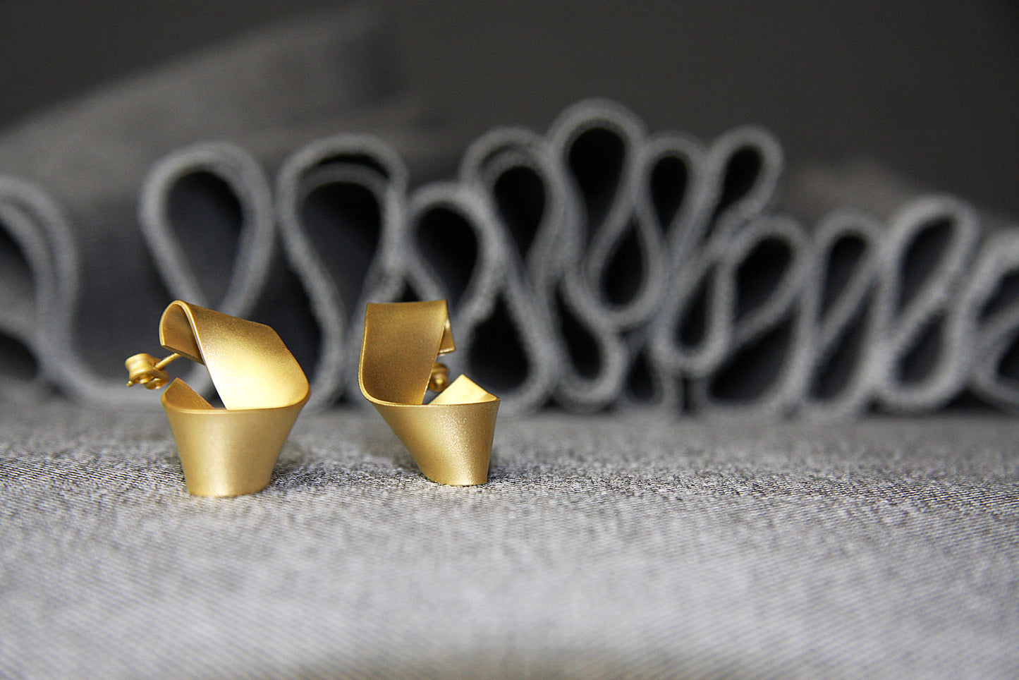 Pendientes W lazo pequeños baño Oro 24ct opción esmalte a mano Rojo o Verde