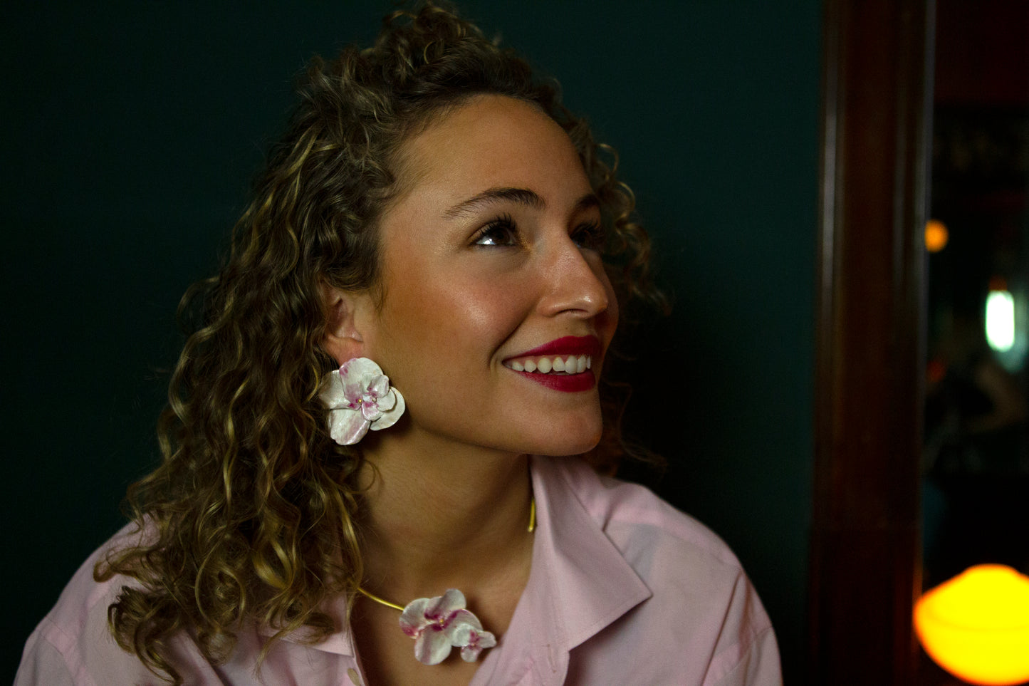 Grande boucle d'oreille fleur Havane en or ou émail