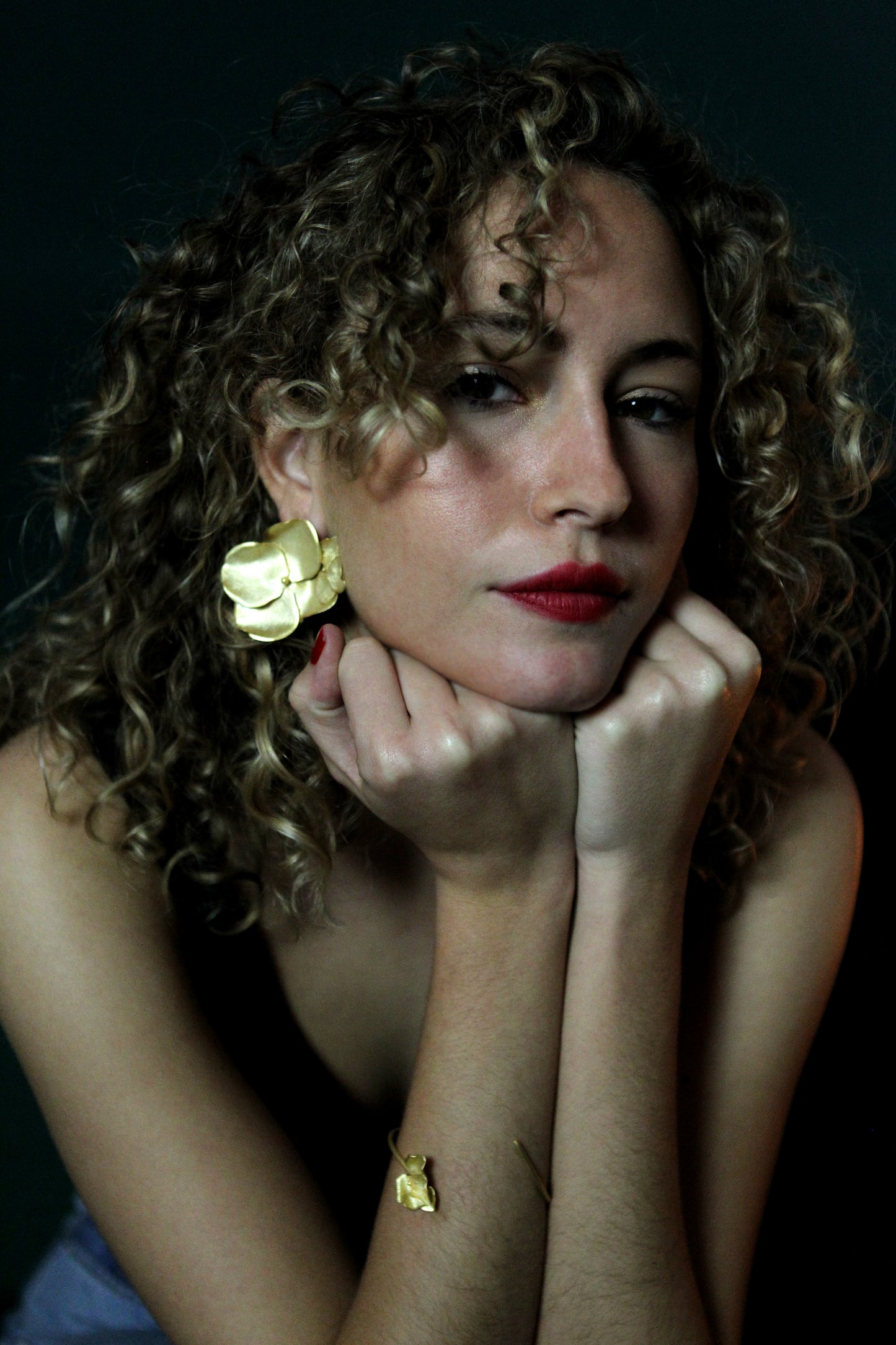 Grande boucle d'oreille fleur Havane en or ou émail