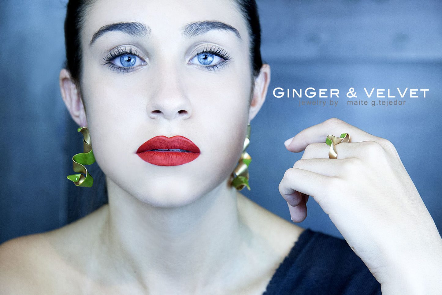 Boucles d'oreilles plaquées or moyennes W avec option émail à la main Rouge ou Vert