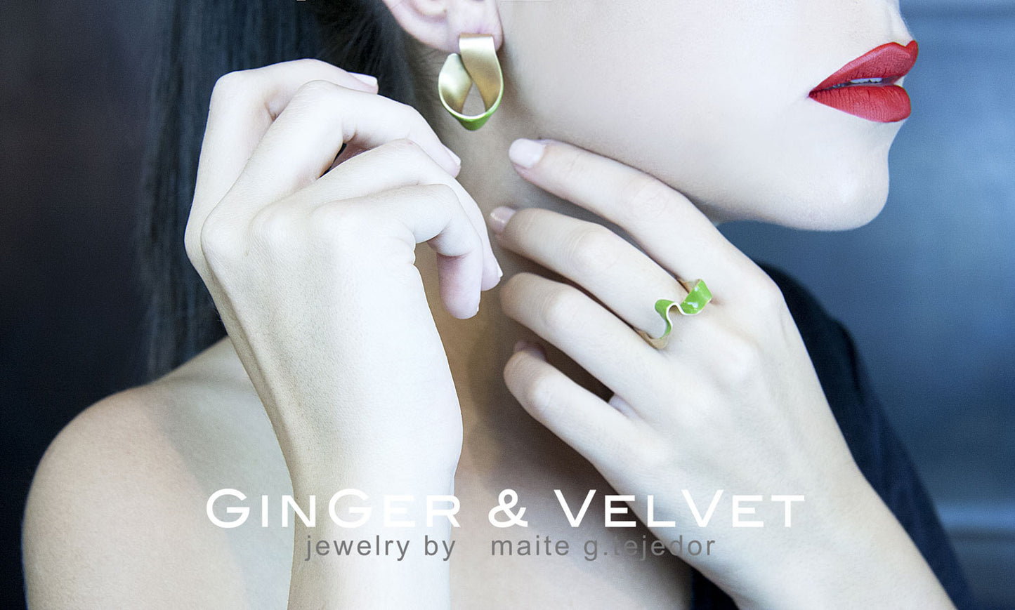 Anillo W lazo baño Oro 24ct mate opción Esmalte a mano Verde, Rojo y Azul