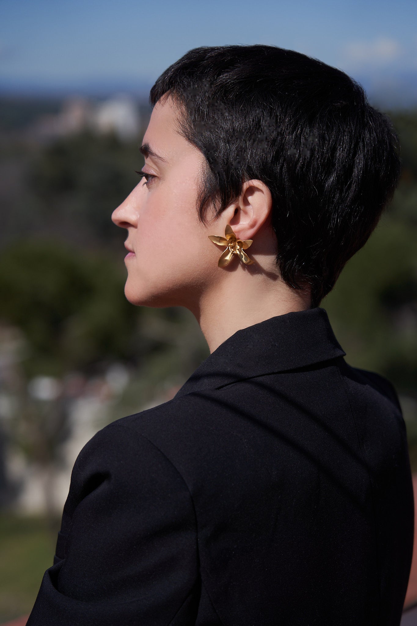 Petite boucle d'oreille Flowers en or mat Plaqué or 24 carats