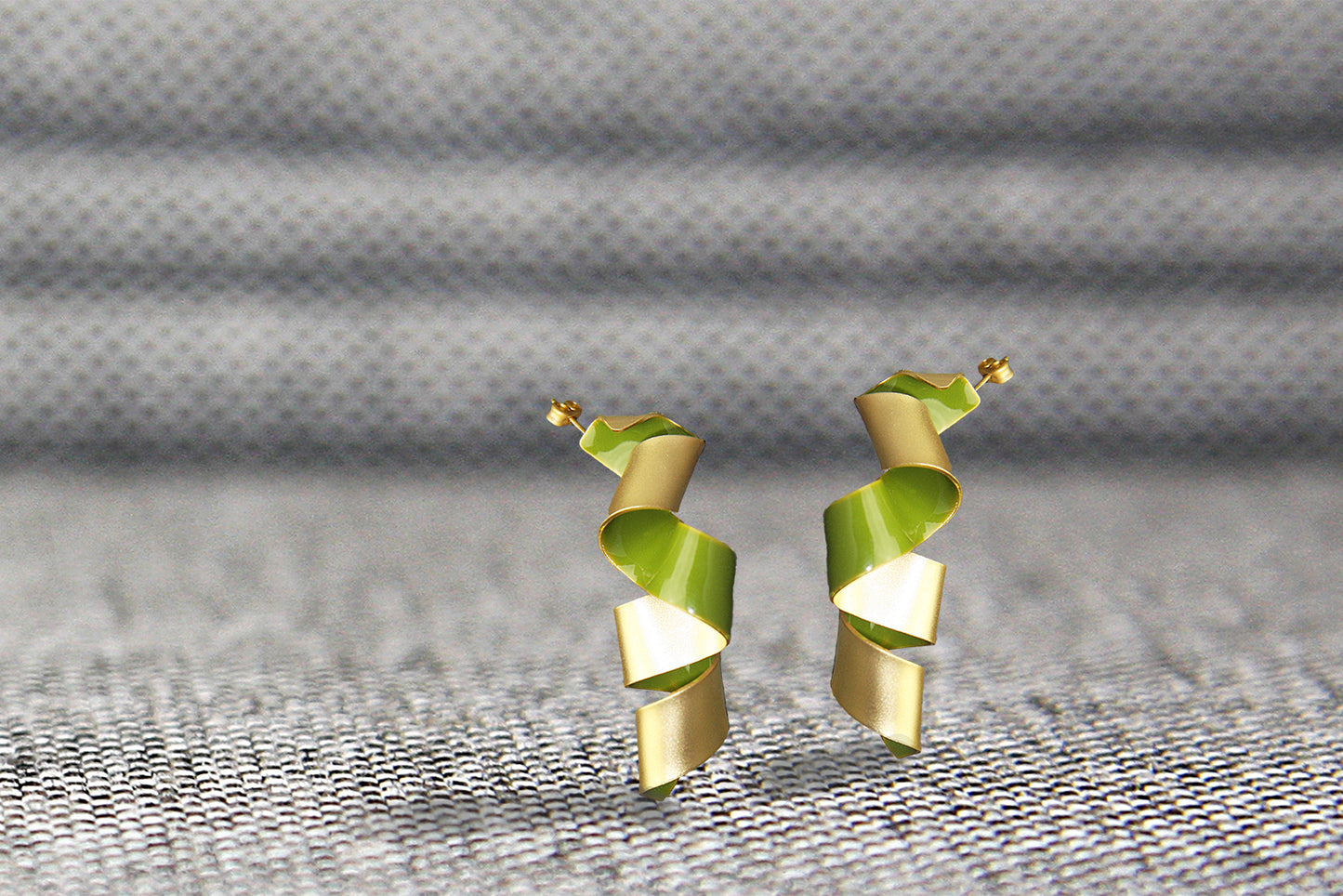 Boucles d'oreilles plaquées or moyennes W avec option émail à la main Rouge ou Vert