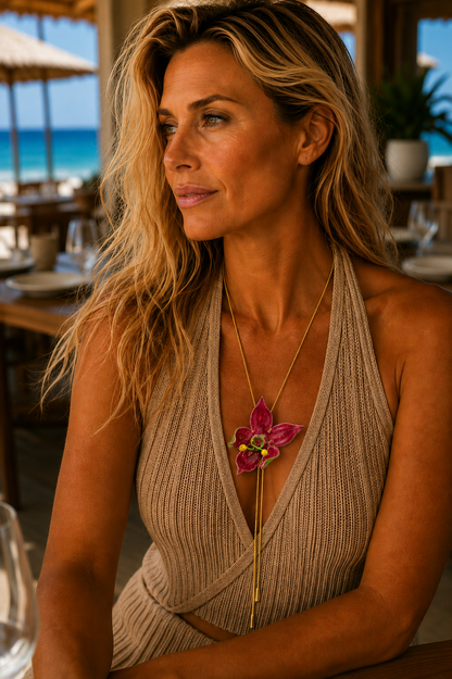 Collar largo Lily de Ginger & Velvet llevado por modelo