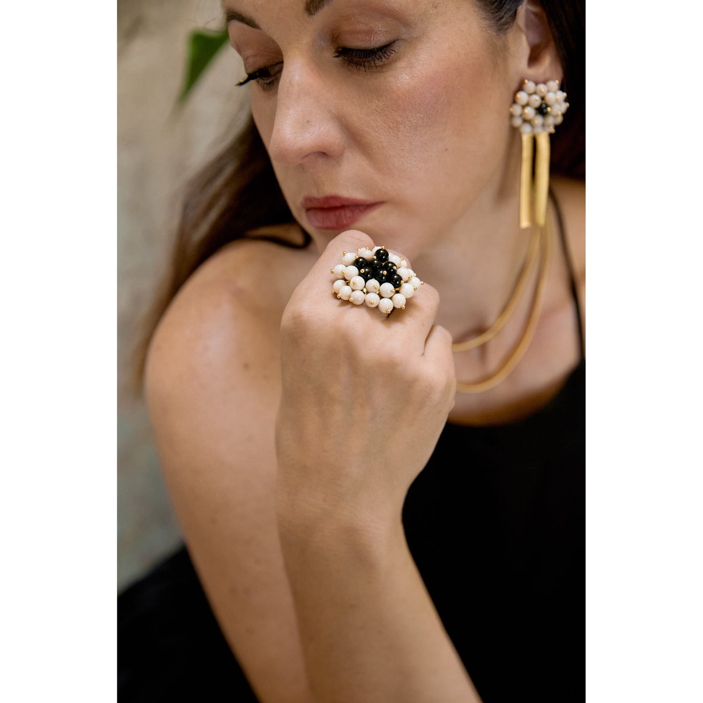 Pendientes largos Jackie con cadena dorado mate y ágatas multicolor o Blanco y negro