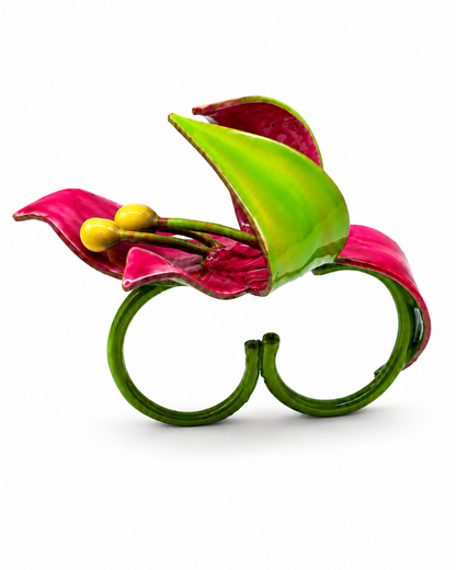 Anillo doble Lily de Ginger & Velvet, flor de lirio granate y verde esmaltada a mano sobre doble aro