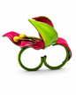 Anillo doble Lily de Ginger & Velvet, flor de lirio granate y verde esmaltada a mano sobre doble aro
