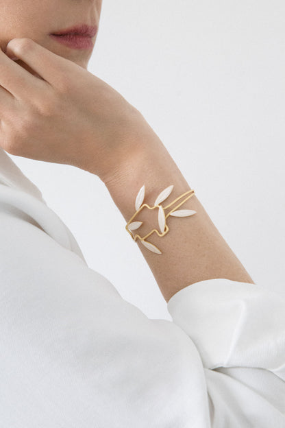 Brazalete Leaf dorado baño de oro 24 ct, detalle 3