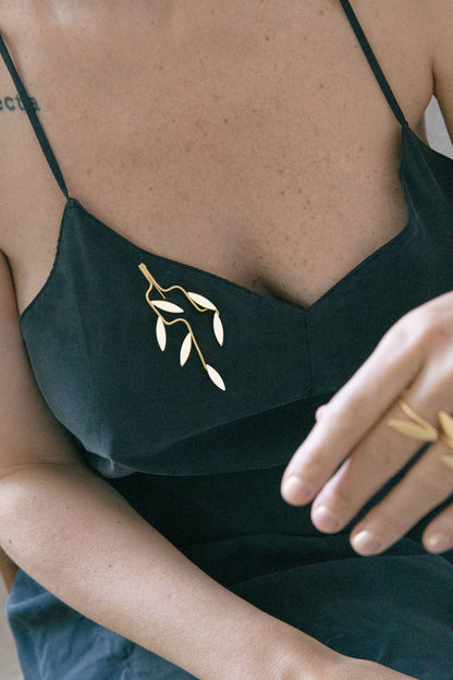 Broche Leaf dorado mate baño de oro 24 ct, detalle 2