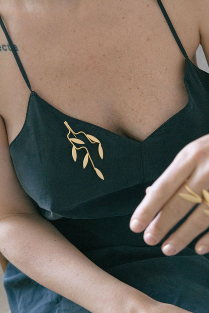 Broche Leaf dorado mate baño de oro 24 ct, detalle 3