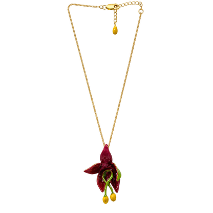 Collar corto Lily de Ginger & Velvet, flor de lirio granate esmaltada a mano sobre cadena con baño de oro de 24 quilates