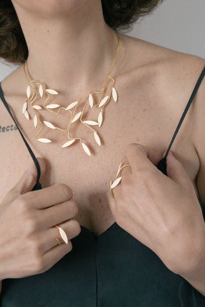 Collar grande Leaf dorado baño de oro 24 ct, detalle 3