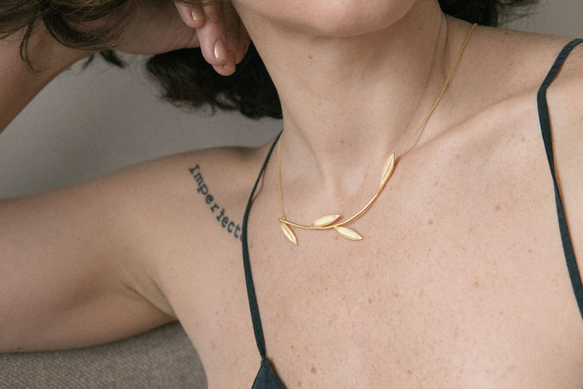 Collar mediano Leaf dorado mate baño de oro 24 ct, detalle 2