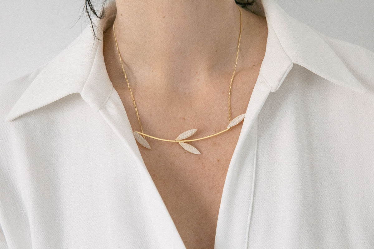 Collar mediano Leaf dorado mate baño de oro 24 ct, detalle 3