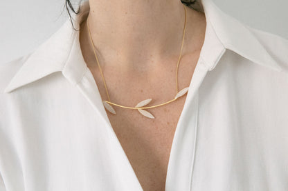 Collar mediano Leaf dorado mate baño de oro 24 ct, detalle 3