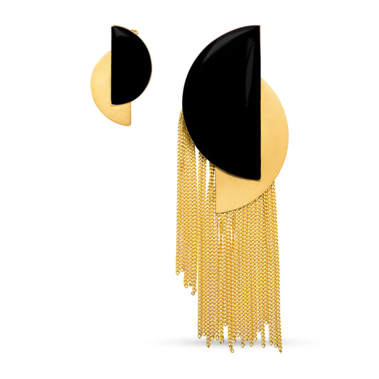 Pendientes Java asimétricos dorado mate, esmaltados a mano en negro y con flecos de cadenas, sobre fondo blanco