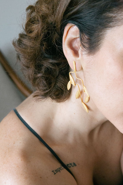 Pendientes largos Leaf dorado baño de oro 24 ct, detalle 2