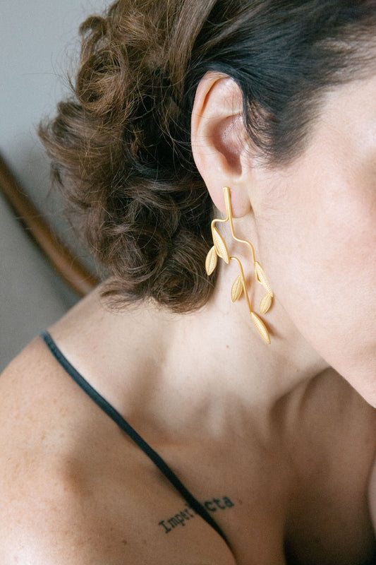 Pendientes largos Leaf dorado baño de oro 24 ct, detalle 2