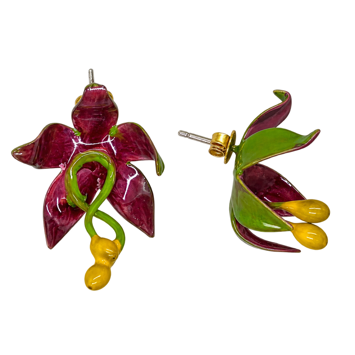 Pendientes pequeños Lily de Ginger & Velvet, flor de lirio granate esmaltada a mano, vistos de frente y de perfil