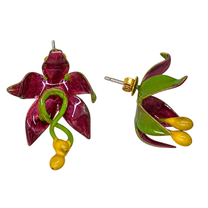 Pendientes pequeños Lily de Ginger & Velvet, flor de lirio granate esmaltada a mano, vistos de frente y de perfil