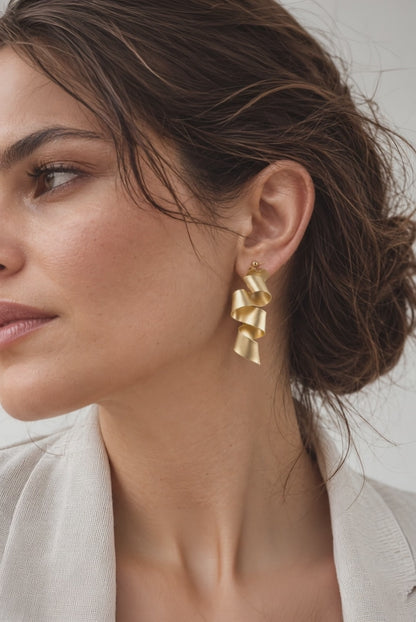Pendientes W lazo Medianos baño de oro 24 ct esmaltados a mano