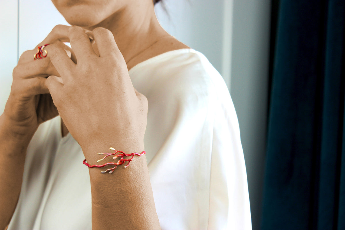 Pulsera Coral pequeña baño de oro 24 ct esmaltada a mano, detalle 3