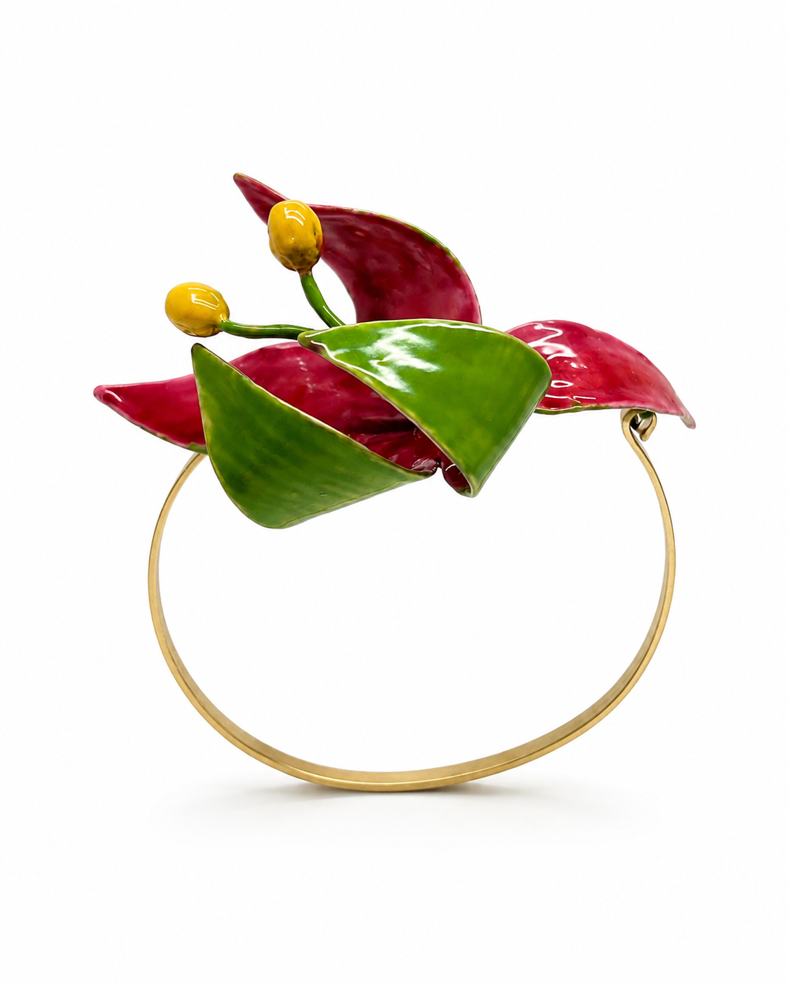 Pulsera Lily de Ginger & Velvet, flor de lirio granate y verde esmaltada a mano sobre aro con baño de oro de 24 quilates