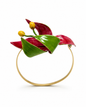 Pulsera Lily de Ginger & Velvet, flor de lirio granate y verde esmaltada a mano sobre aro con baño de oro de 24 quilates