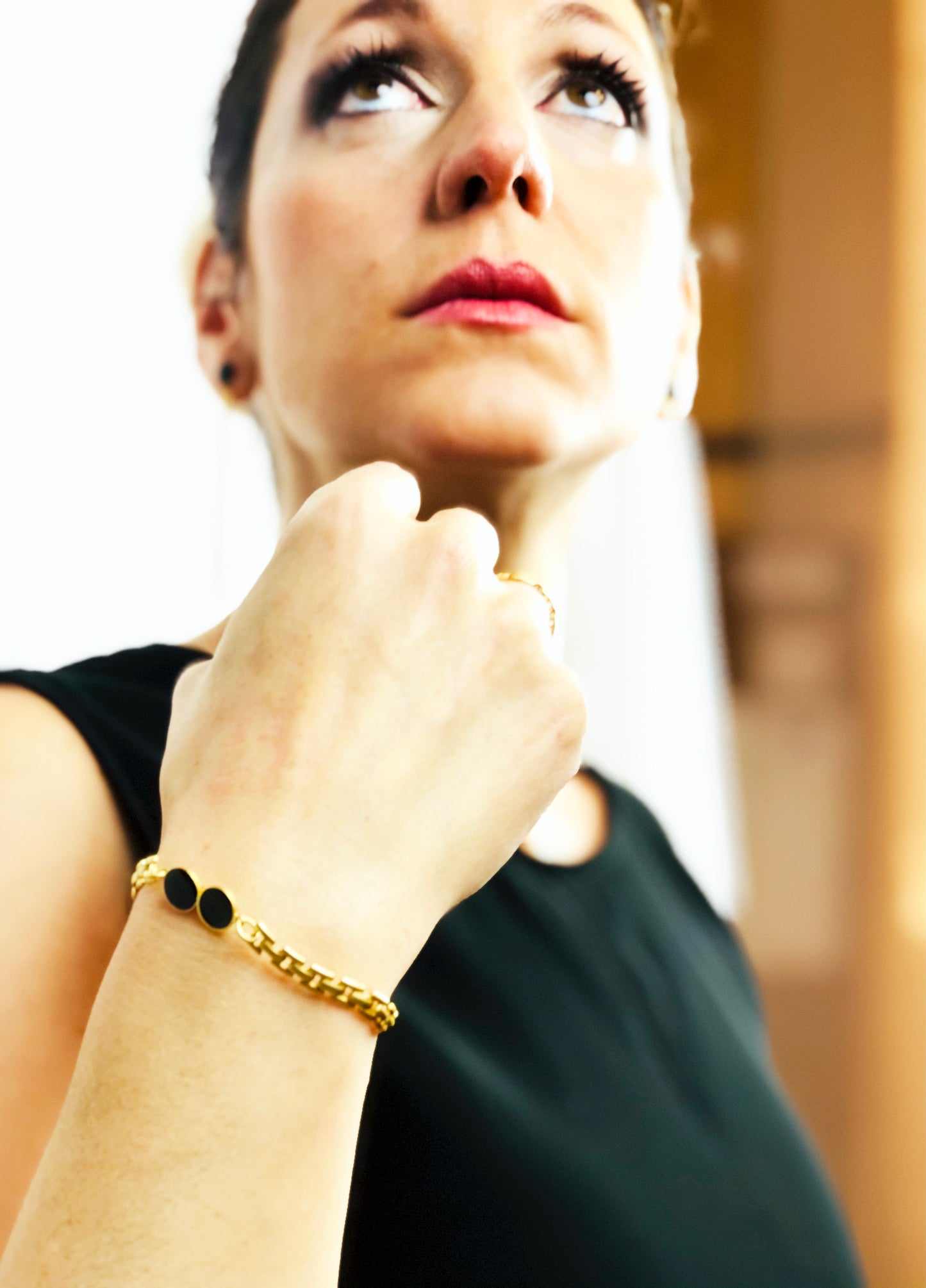 Bracelet Fine Love plaqué or 24 carats fermoir en émail noir de luxe