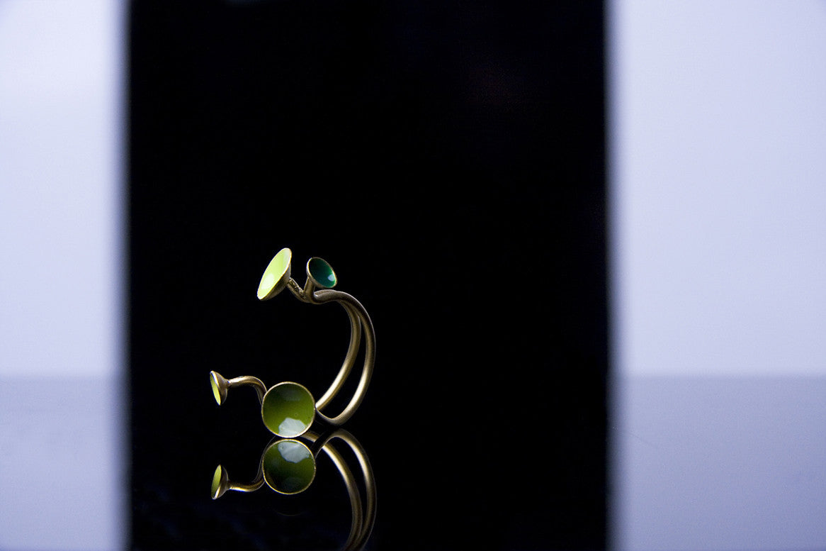 Anillo Face esmaltado a mano, detalle 3
