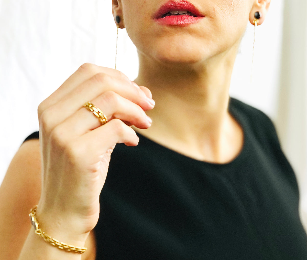Anillo Love fino baño de oro 24 ct con cierre de lujo y esmalte negro, detalle 2