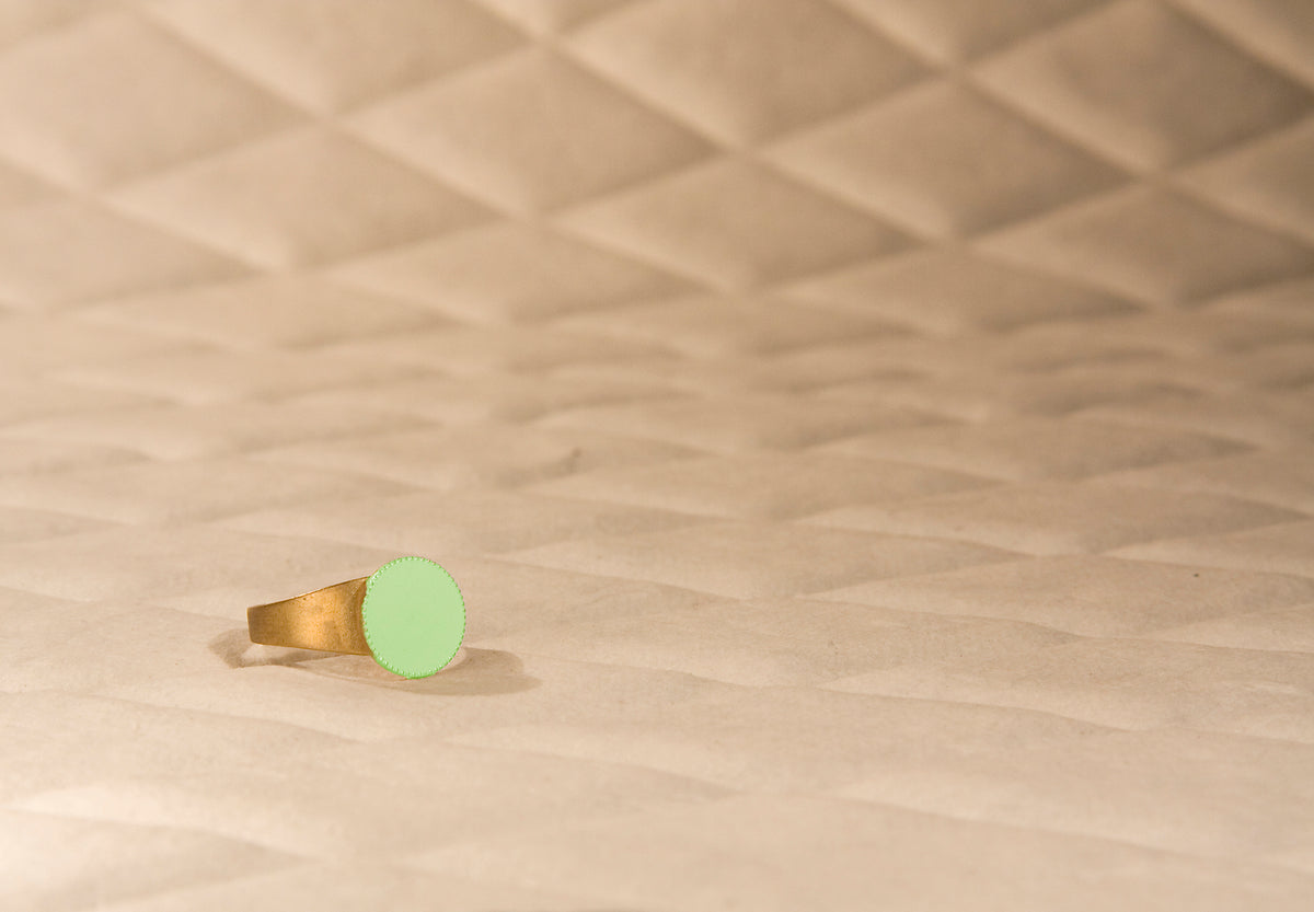 Anillo redondo baño de oro 24 ct esmaltado a mano, detalle 6