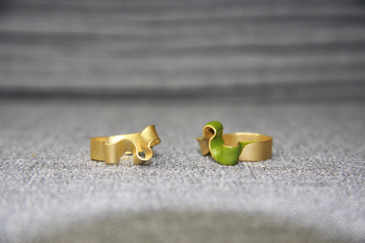 Anillo W lazo baño de oro 24 ct mate esmaltado a mano, detalle 2