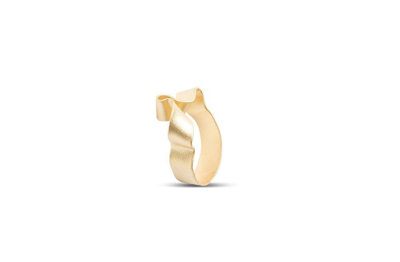 Anillo W lazo baño de oro 24 ct mate esmaltado a mano, detalle 3