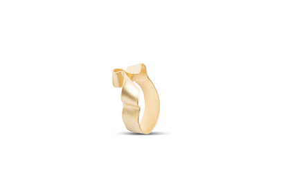 Anillo W lazo baño de oro 24 ct mate esmaltado a mano, detalle 3