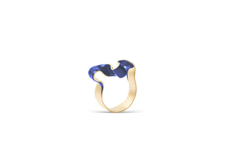 Anillo W lazo baño de oro 24 ct mate esmaltado a mano, detalle 5