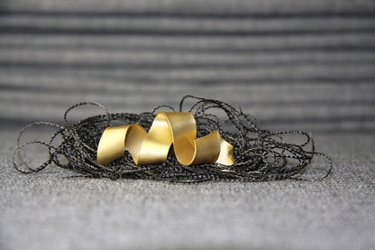 Broche W Lazo baño de oro 24 ct mate esmaltado a mano, detalle 2