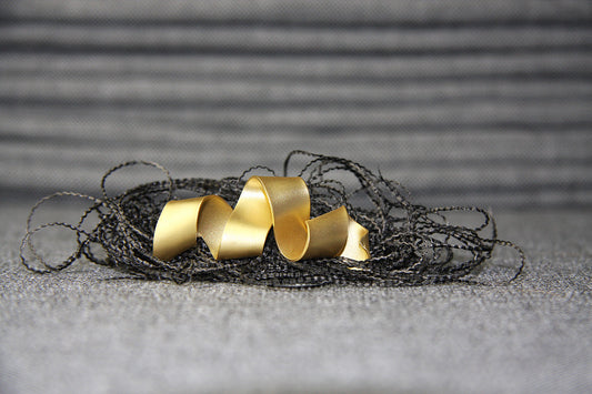 Broche W Lazo baño de oro 24 ct mate esmaltado a mano, detalle 2