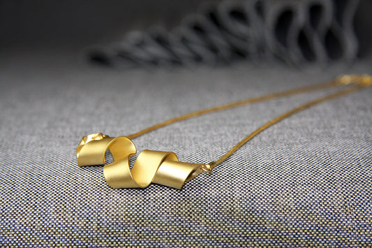 Colgante W lazo baño de oro 24 ct mate esmaltado a mano, detalle 2