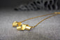 Colgante W lazo baño de oro 24 ct mate esmaltado a mano, detalle 2