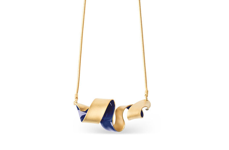 Colgante W lazo baño de oro 24 ct mate esmaltado a mano, detalle 3