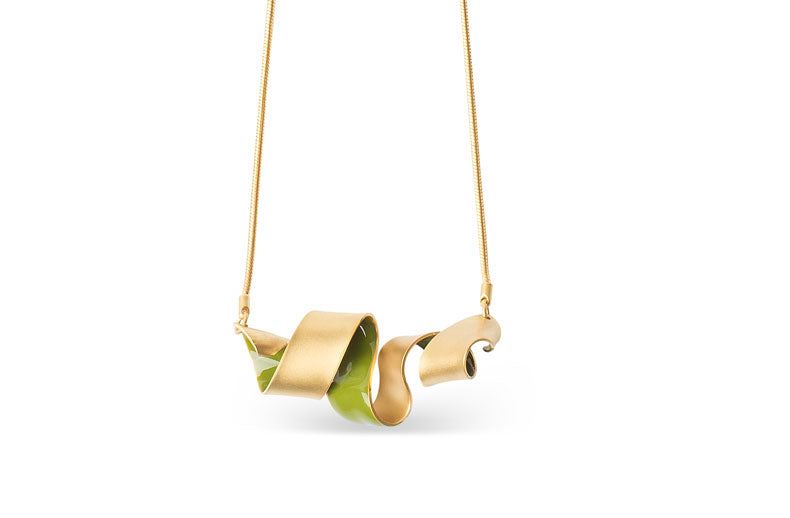 Colgante W lazo baño de oro 24 ct mate esmaltado a mano, detalle 4