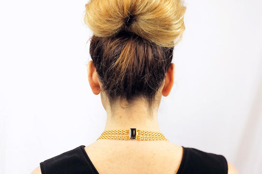 Collar Love doble baño de oro 24 ct con cierre de lujo y esmalte negro, detalle 2