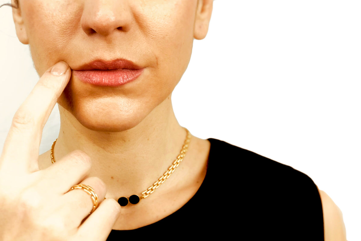 Collar Love fino baño de oro 24 ct con cierre de lujo y esmalte negro, detalle 3