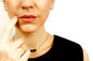 Collar Love fino baño de oro 24 ct con cierre de lujo y esmalte negro, detalle 3